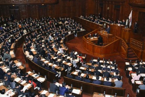 Photograph of the Prime Minister giving a report at the plenary session of the House of Representatives (2)