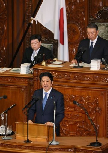 Photograph of the Prime Minister making a statement at the plenary session of the House of Representatives (1)