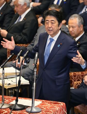 Photograph of the Prime Minister answering questions at the meeting of the Budget Committee of the House of Representatives (1)