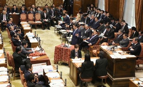 Photograph of the Prime Minister answering questions at the meeting of the Budget Committee of the House of Representatives (2)