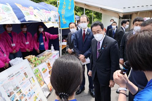 Photograph of the Prime Minister visiting an exhibition booth (1)