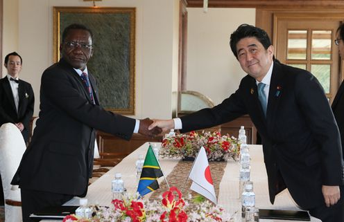 Photograph of the Japan-Tanzania Summit Meeting