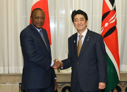 Photograph of Prime Minister Abe shaking hands with the President of Kenya