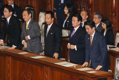 Photograph of the Prime Minister bowing after the vote at the meeting of the plenary session of the House of Representatives