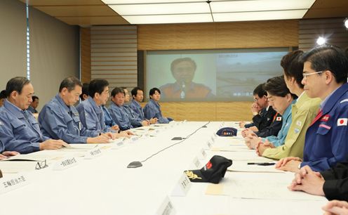 Photograph of the Prime Minister attending the meeting of the Emergency Disaster Response Headquarters