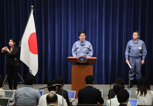 Photograph of the Prime Minister holding a press conference (2)