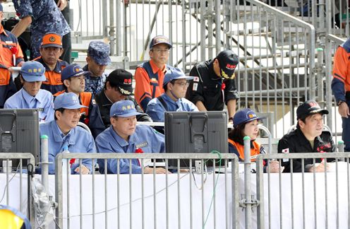 Photograph of the Prime Minister observing the rescue and assistance drill