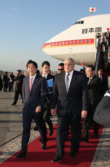 Photograph of Prime Minister Abe being welcomed by the Prime Minister of Egypt