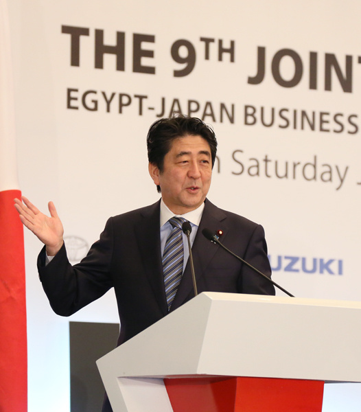 Photograph of the Prime Minister giving a policy speech at the Joint Meeting of the Japan-Egypt Business Committee (1)