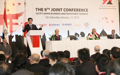 Photograph of the Prime Minister giving a policy speech at the Joint Meeting of the Japan-Egypt Business Committee (2)