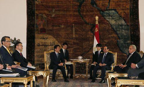 Photograph of Prime Minister Abe meeting with the President of Egypt (2)