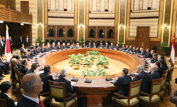 Photograph of Prime Minister Abe holding an economic mission meeting with the President of Egypt (1)