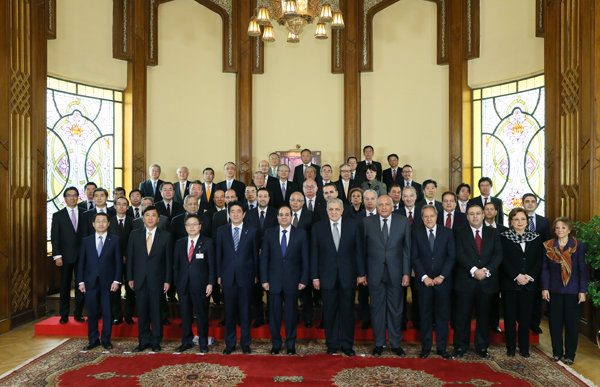 Photograph of Prime Minister Abe holding an economic mission meeting with the President of Egypt (2)