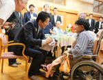 Photograph of the Prime Minister visiting a special nursing home for the elderly (1)