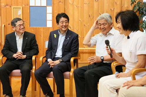 Photograph of the Prime Minister visiting a special nursing home for the elderly (2)