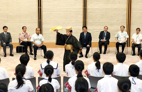 Photograph of the Prime Minister receiving the courtesy call (1)