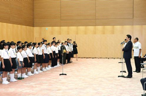 Photograph of the Prime Minister delivering an address (2)