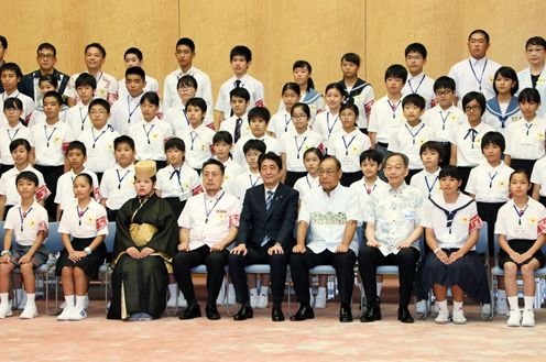 Photograph of the commemorative photograph session