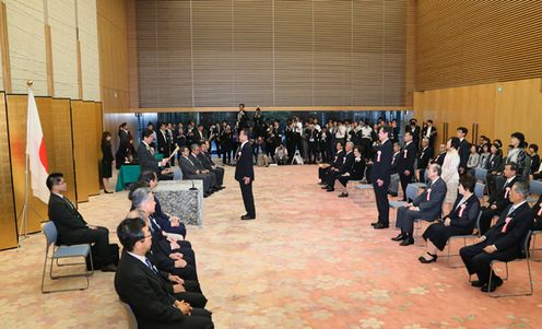 Photograph of the Prime Minister presenting an award (2)