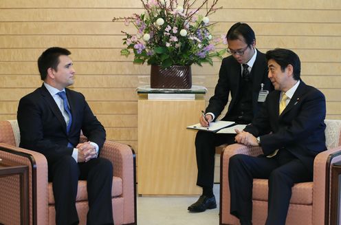 Photograph of the Prime Minister receiving the courtesy call (2)