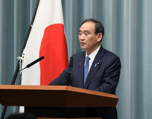 Photograph of the Chief Cabinet Secretary announcing the list of Cabinet members