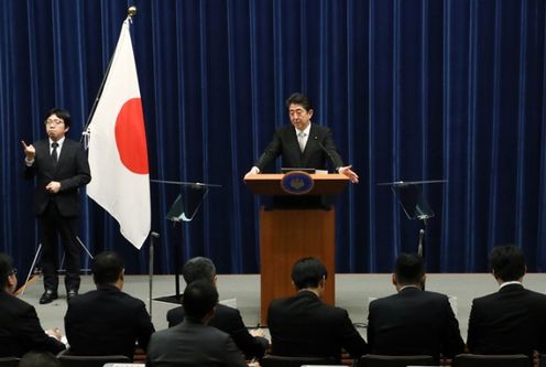 Photograph of the Prime Minister holding a press conference (1)