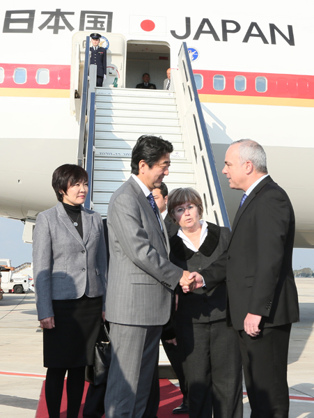 Photograph of Prime Minister Abe and Mrs. Abe arriving in Israel