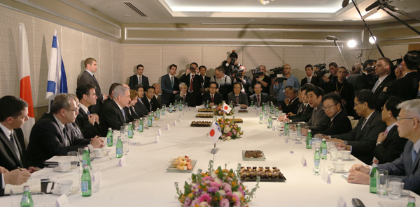 Photograph of Prime Minister Abe holding an economic mission meeting with the Prime Minister of Israel