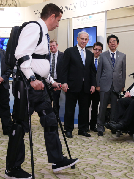 Photograph of the Prime Minister visiting an exhibition by Israeli companies