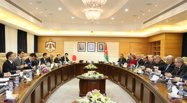 Photograph of the Prime Minister Abe meeting with the Prime Minister of Jordan