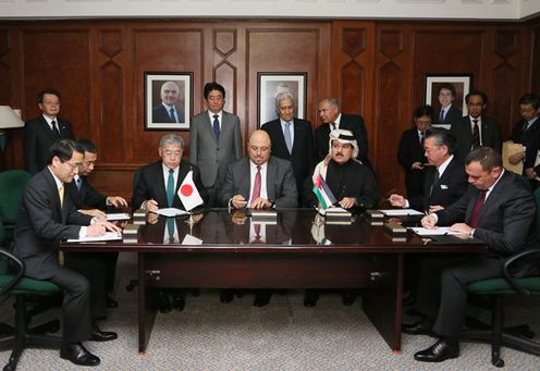 Photograph of the two prime ministers attending the signing ceremony (1)