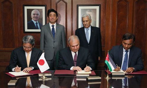 Photograph of the two prime ministers attending the signing ceremony (2)