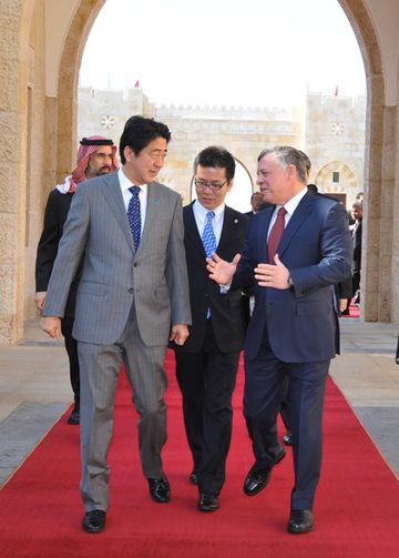 Photograph of the Prime Minister Abe being welcomed by the King of Jordan