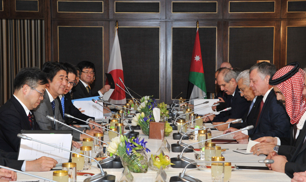 Photograph of Prime Minister Abe meeting with the King of Jordan