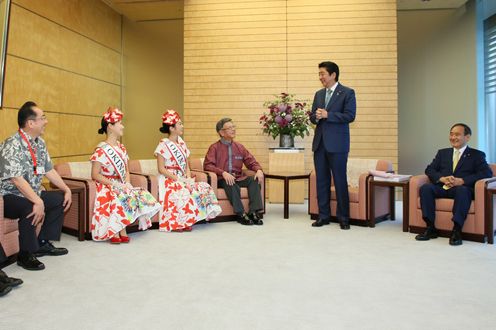 Photograph of the Prime Minister conversing with the Governor of Okinawa Prefecture