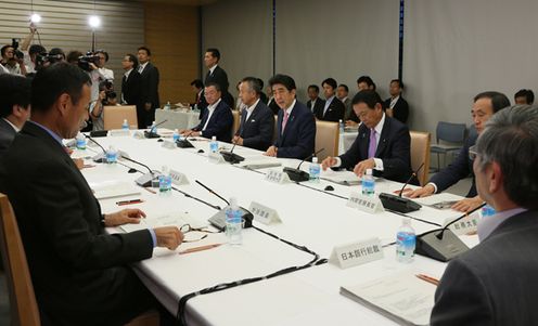 Photograph of the Prime Minister making a statement (2)