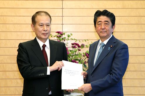 Photograph of the Prime Minister receiving the proposal (1)