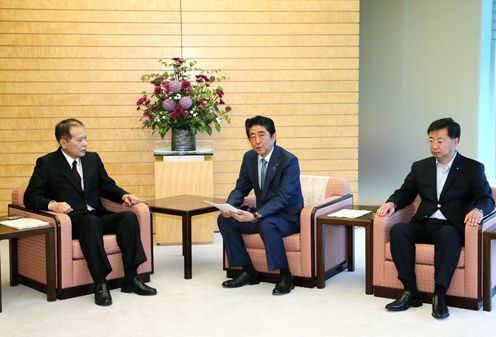 Photograph of the Prime Minister conversing with the Chair