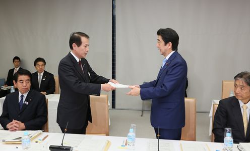 Photograph of the Prime Minister receiving the proposal