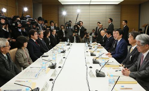 Photograph of the Prime Minister delivering an address (2)