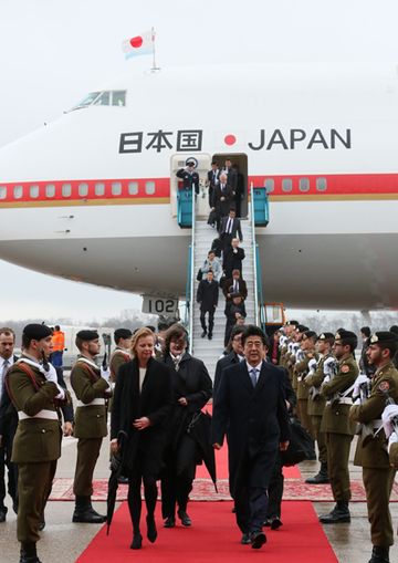 Photograph of the Prime Minister arriving in Luxembourg