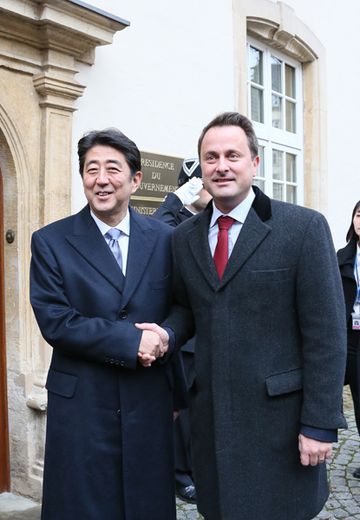 Photograph of the Prime Minister shaking hands with the Prime Minister of Luxembourg