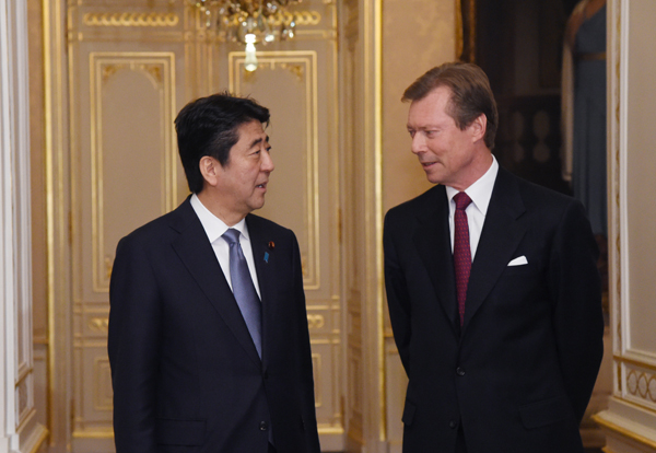 Photograph of the Prime Minister meeting with the Grand Duke of Luxembourg
