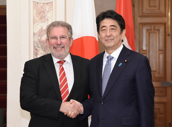 Photograph of the Prime Minister meeting with the President of the Chamber of Deputies of Luxembourg