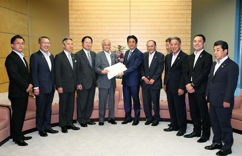 Photograph of the Prime Minister receiving the proposal (1)