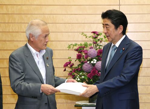 Photograph of the Prime Minister receiving the proposal (2)