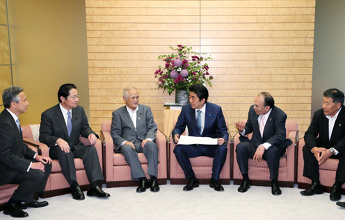 Photograph of the Prime Minister conversing with participants