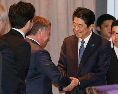 Photograph of the Prime Minister shaking hands with the King of Jordan