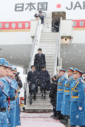 Photograph of the Prime Minister arriving in Serbia (1)