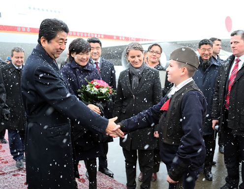 Photograph of the Prime Minister arriving in Serbia (2)